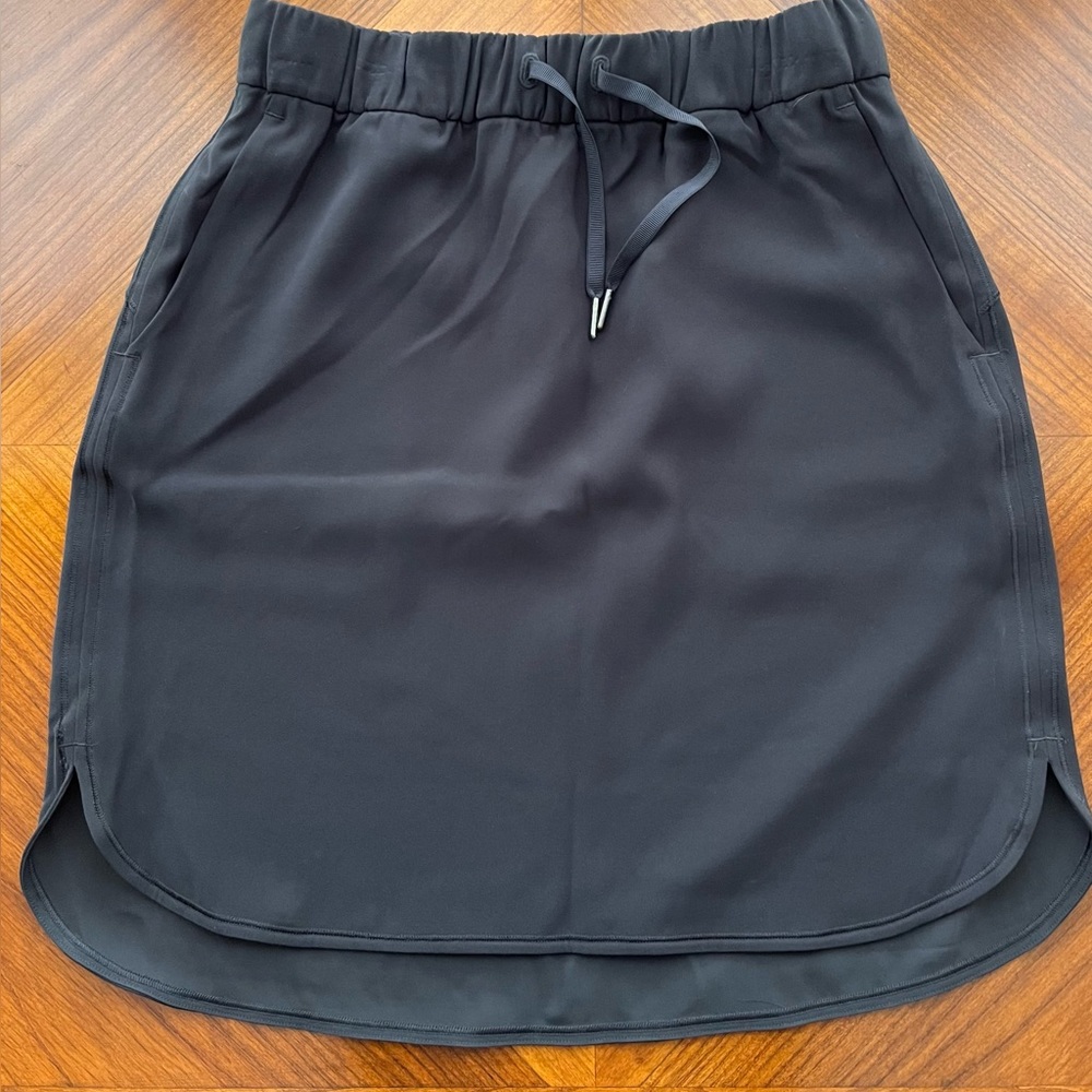 Lululemon On The Fly Skirt size: 8 color: black condition: excellent